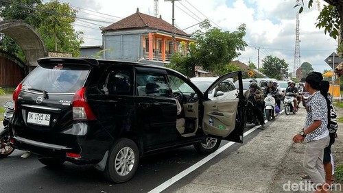 Situasi lalu lintas Denpasar-Singaraja macet akibat tabrakan beruntun di Baturiti, Tabanan, Minggu (24/12/2023).