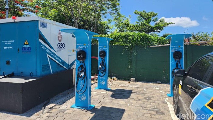 Stasiun pengisian kendaraan listrik umum (SPKLU) di Nusa Dua, Badung, Bali.