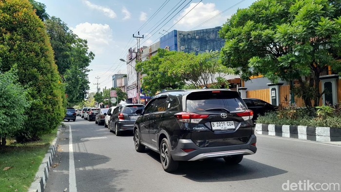 Suasana arus lalu lintas di sekitar Mal Solo Paragon, Minggu (24/12/2023) siang.