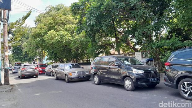 Suasana arus lalu lintas di sekitar Mal Solo Paragon, Minggu (24/12/2023) siang.
