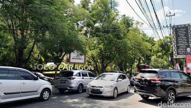 Suasana arus lalu lintas di sekitar Mal Solo Paragon, Minggu (24/12/2023) siang.