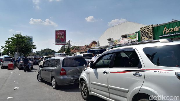 Suasana arus lalu lintas di sekitar viaduk Gilingan Solo, Minggu (24/12/2023).