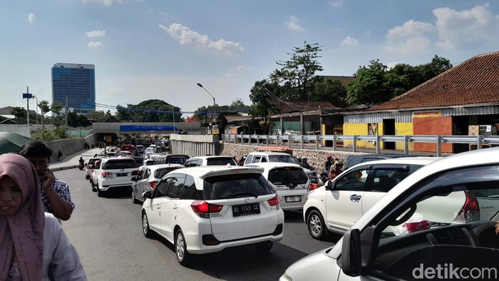 Suasana arus lalu lintas di sekitar viaduk Gilingan Solo, Minggu (24/12/2023).