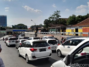 Jalan Sekitar Viaduk Gilingan Solo Macet Parah!