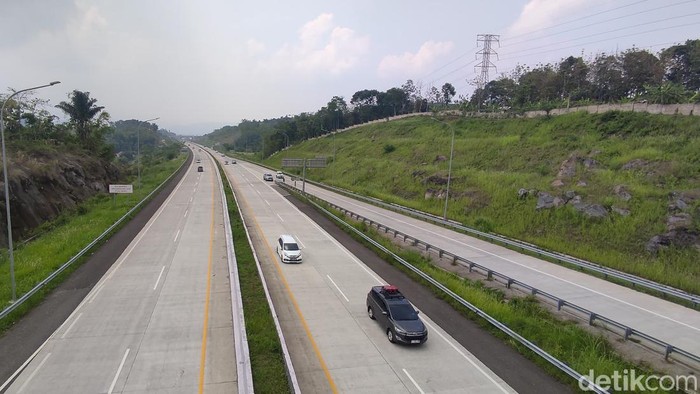 Suasana arus lalu lintas di Tol Cisumdawu.