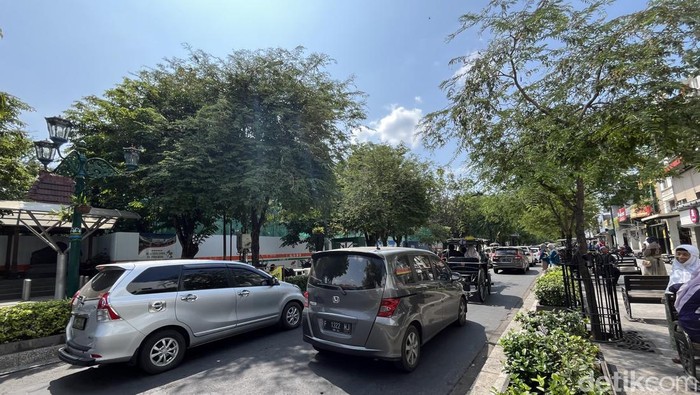 Suasana arus lalu lintas Maioboro Jogja, Minggu (24/12/2023) siang sekitar pukul 10.15 WIB.