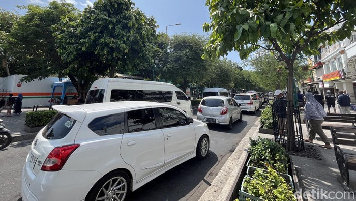 Suasana arus lalu lintas Maioboro Jogja, Minggu (24/12/2023) siang sekitar pukul 10.15 WIB.