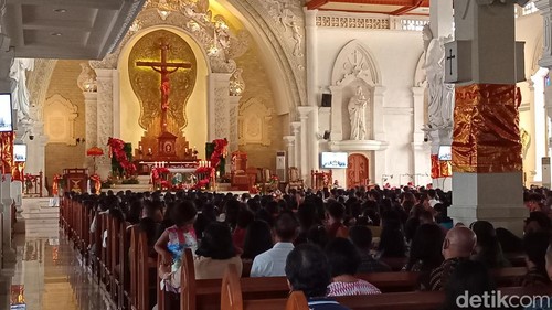 Suasana Misa Natal di Gereja Katedral Denpasar, Minggu (24/12/2023).