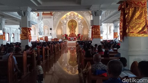 Suasana Misa Natal di Gereja Katedral Denpasar, Minggu (24/12/2023).