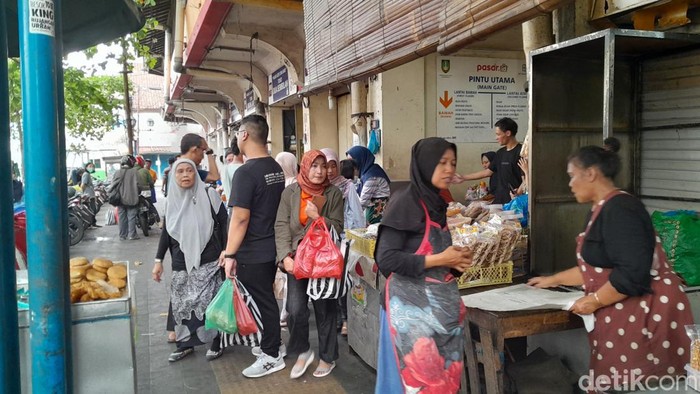 Suasana ramai pembeli dimsum di Pasar Gede Solo, beberapa pengunjung tampak rela mengantre hingga 30 menit, Minggu (24/12/2023).