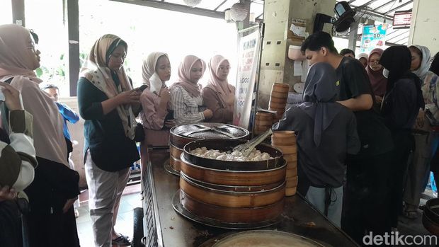 Suasana ramai pembeli dimsum di Pasar Gede Solo, beberapa pengunjung tampak rela mengantre hingga 30 menit, Minggu (24/12/2023).