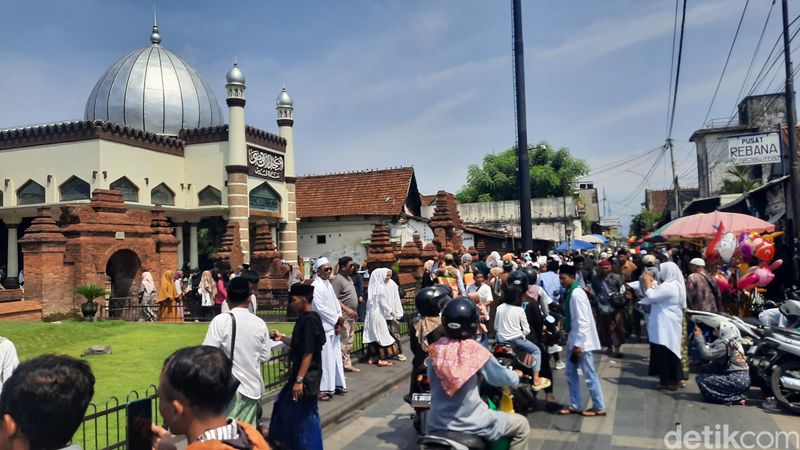 Suasana wisatawan memadati kompleks Masjid, Menara, dan Makam Sunan Kudus, Minggu (25/12/2023).