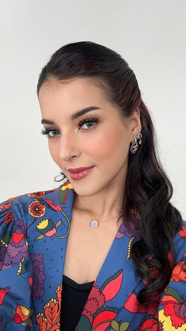 Tasya Farasya terlihat flawless dengan sentuhan complexion warna kulit yanh cerah. Perpaduan highlighter di beberapa area wajah dan blush pink memberikan efek yang lembut. Foto: Dok. Instagram Tasya Farasya