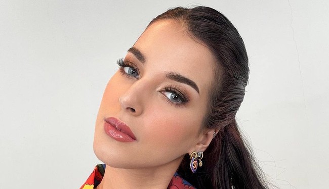 Riasan perona bibir pink coral dengan glossy membuat penampilan Tasya Farasya terlihat semakin natural. Makeup minimalis Tasya Farasya ini mendapat pujian banyak netizen yang menyebutnya lebih cocok tampil natural. Foto: Dok. Instagram Tasya Farasya