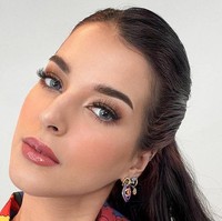 Riasan perona bibir pink coral dengan glossy membuat penampilan Tasya Farasya terlihat semakin natural. Makeup minimalis Tasya Farasya ini mendapat pujian banyak netizen yang menyebutnya lebih cocok tampil natural. Foto: Dok. Instagram Tasya Farasya