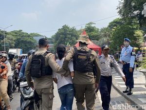 10 Jukir Liar Diamankan gegara Pungut Tarif Parkir hingga Rp 50 Ribu di KBS