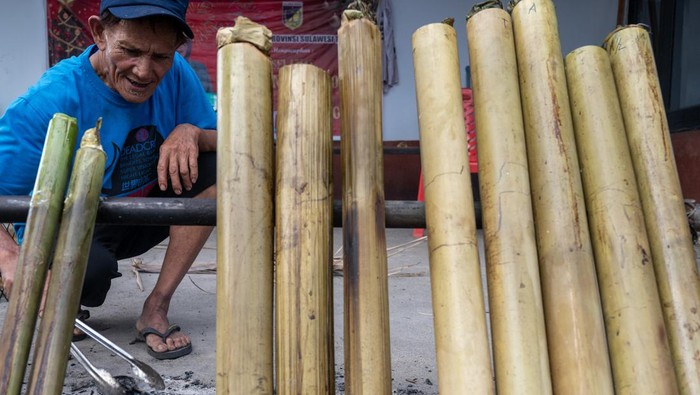 Pedagang musiman membakar nasi bambu untuk dijual pada perayaan Natal di Palu, Sulawesi Tengah, Minggu (24/12/2023). Sudah menjadi tradisi bagi warga setempat untuk merayakan Natal dan Tahun Baru dengan menyajikan hidangan nasi bambu yang menjadi makanan khas warga setempat. ANTARA FOTO/Basri Marzuki/YU