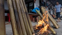 Pedagang musiman melayani pembeli nasi bambu untuk perayaan Natal di Palu, Sulawesi Tengah, Minggu (24/12/2023).