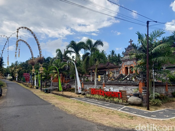 Umat Kristen di Jembrana, Bali, memasang penjor di depan rumah dan gereja setiap kali perayaan Natal.