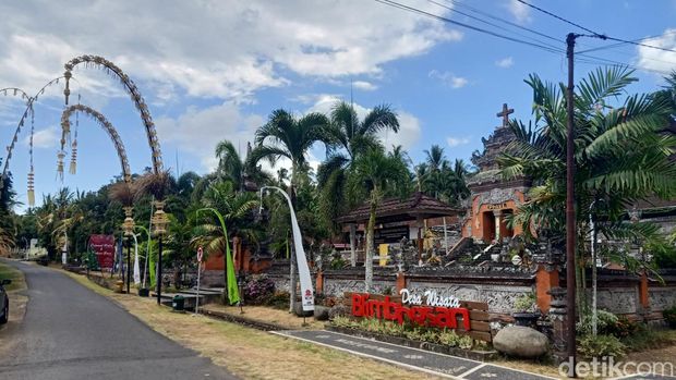 Umat Kristen di Jembrana, Bali, memasang penjor di depan rumah dan gereja setiap kali perayaan Natal.