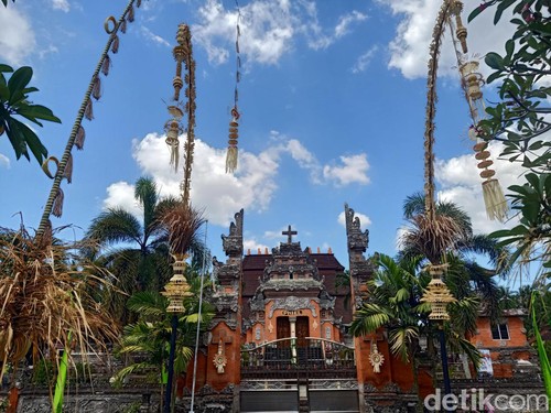 Umat Kristen di Jembrana, Bali, memasang penjor di depan rumah dan gereja setiap kali perayaan Natal.