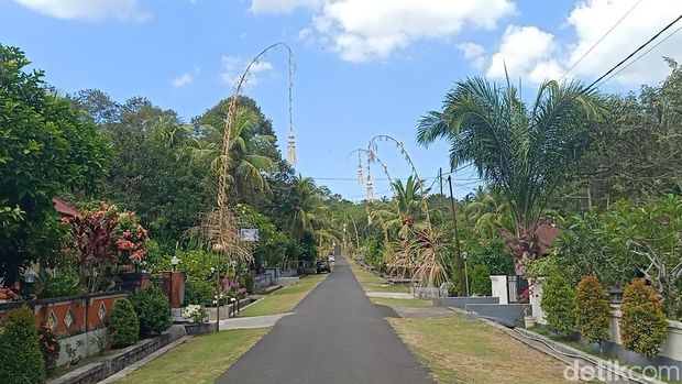 Umat Kristen di Jembrana, Bali, memasang penjor di depan rumah dan gereja setiap kali perayaan Natal.