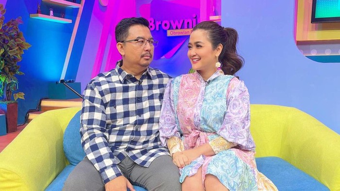 Vega Darwanti dan Keluarga