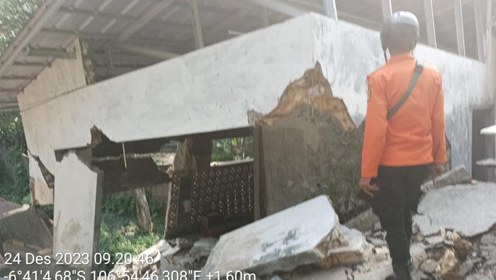Vila hingga Motor Rusak Imbas Tebing 15 Meter di Puncak Bogor Longsor
