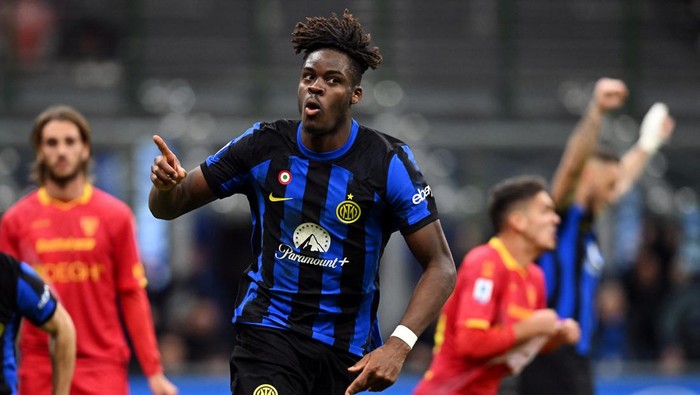 Soccer Football - Serie A - Inter Milan v Lecce - San Siro, Milan, Italy - December 23, 2023 Inter Milans Yann Aurel Bisseck celebrates scoring their first goal REUTERS/Daniele Mascolo