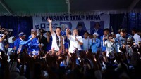 Warga sangat antusias menyerukan nama partai dengan nomor urut 12 ini.