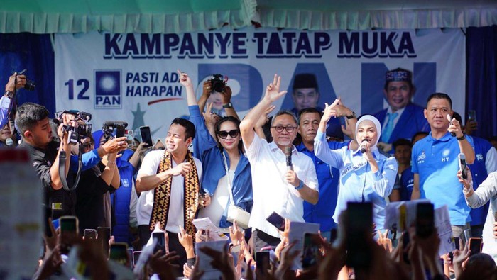Zulhas Ajak Raffi-Nagita Napak Tilas Rumah Masa Kecil di Lampung Ketua Umum PAN Zulkifli Hasan dan Putri Zulkifli Hasan mengajak Raffi Ahmad dan Nagita Slavina bernostalgia di rumah masa kecil Zulhas di Lampung.