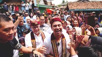 Zulhas bersama Putri, Raffi, dan Nagita disambut antusias warga saat datang ke rumah masa kecil di Desa Pisang, Lampung Selatan.