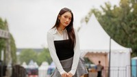Amanda Caesa yang sudah 21 tahun mengakui masih dikuntit ayahnya saat mengisi acara dan liburan. (Foto: dok Instagram)