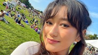Namun, Amanda Caesa tak masalah terus ditempel Parto Patrio. (Foto: dok Instagram)