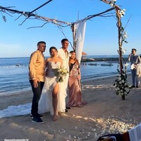 Kedua orangtua Amanda, Cristian Gonzales dan Eva juga tampak hadir di hari bahagia sang putri tercinta. Tak lupa Christian Gonzales dan Eva juga berpose bersama putri dan menantunya. Foto: Instagram/@gonzalezamanda10