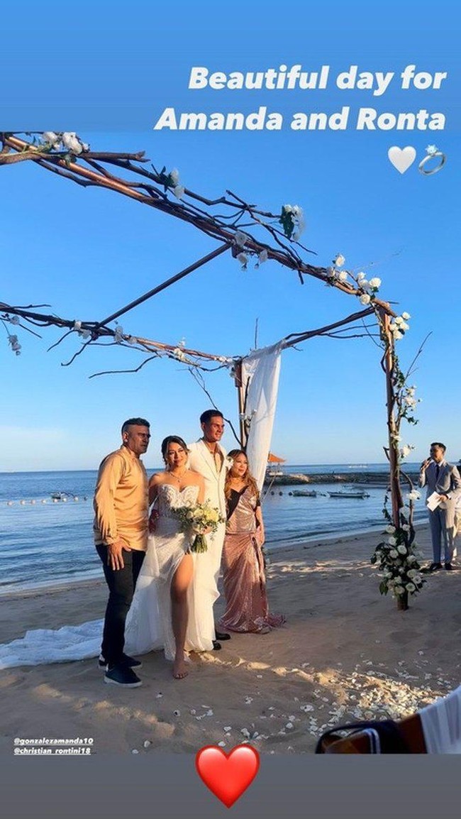 Kedua orangtua Amanda, Cristian Gonzales dan Eva juga tampak hadir di hari bahagia sang putri tercinta. Tak lupa Christian Gonzales dan Eva juga berpose bersama putri dan menantunya. Foto: Instagram/@gonzalezamanda10