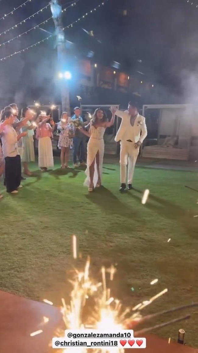 Ekspresi bahagia tampak jelas menghiasi wajah pasutri baru tersebut. Keduanya tak berhenti tertawa dan tersenyum, serta memamerkan kemesraan mereka. Foto: Instagram/@gonzalezamanda10