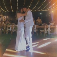 Amanda dan suaminya itu terlihat tampil kompak mengenakan busana pengantin berwarna putih. Di salah satu momen di resepsinya pun terlihat Amanda dan suaminya yang romantis dan mesra berdansa berdua. Foto: Instagram/@gonzalezamanda10