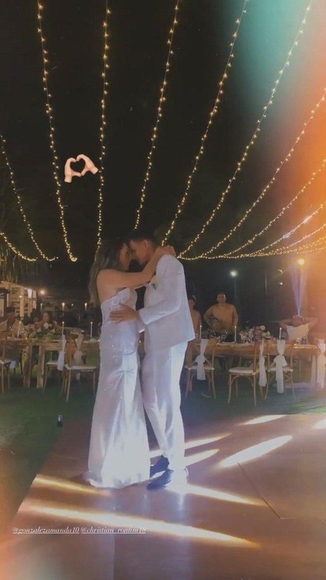 Amanda dan suaminya itu terlihat tampil kompak mengenakan busana pengantin berwarna putih. Di salah satu momen di resepsinya pun terlihat Amanda dan suaminya yang romantis dan mesra berdansa berdua. Foto: Instagram/@gonzalezamanda10