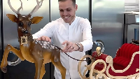 Karya cokelat lain dengan nuansa Natal dibuat oleh Guichon. Ia membuat kereta rusa yang ikonik dalam suasana Natal. Foto: Instagram @amauryguichon