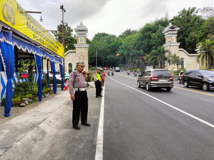 Anggota Pospam Hargodumilah, Gunungkidul, mengatur lalu lintas, Senin (25/12/2023) sore.