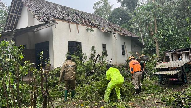 angin kencang rusak rumah di Blitar