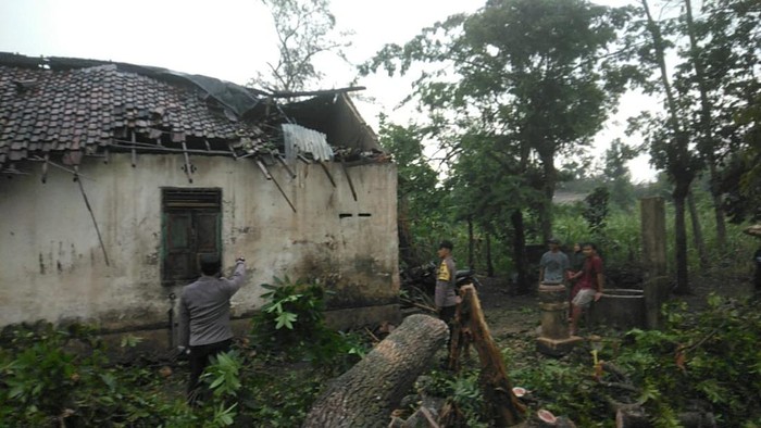 angin kencang rusak rumah di Blitar