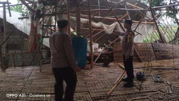 angin kencang rusak rumah di Blitar
