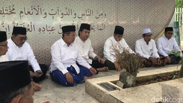 Anies Baswedan saat ziarah di Makam Mbah Bisri di Rembang, Senin (25/12/2023) pagi.