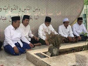 Teriakan Anies Presiden Sambut Anies Saat Ziarahi Makam Mbah Bisri Rembang