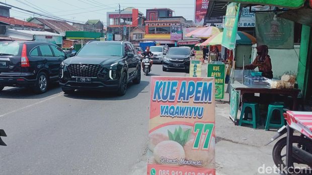 Pembuat dan penjual kue apem di Jatinom, Klaten diserbu pemudik.