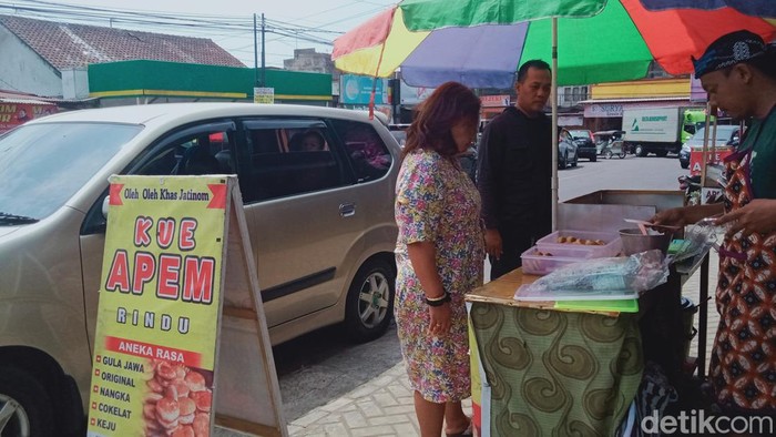 Pembuat dan penjual kue apem di Jatinom, Klaten diserbu pemudik.
