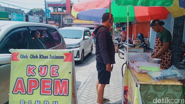 Pembuat dan penjual kue apem di Jatinom, Klaten diserbu pemudik.