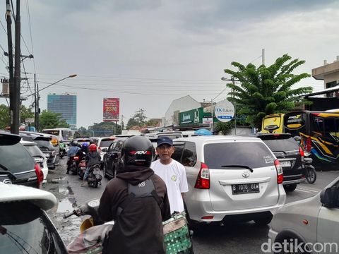 Arus lalu lintas di Jalan Ahmad Yani, Kota Solo, Senin (25/12/2023) sore.